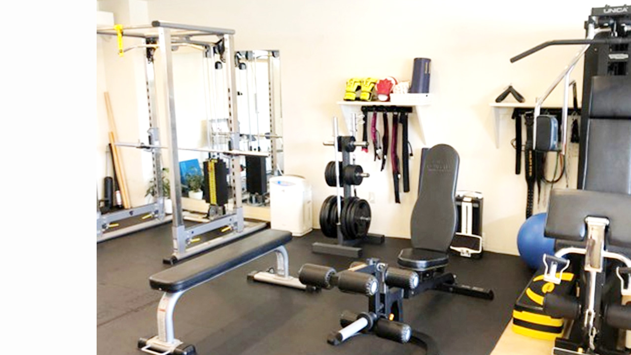 幅広いトレーニング器具が置かれたトレーニングスペースの写真