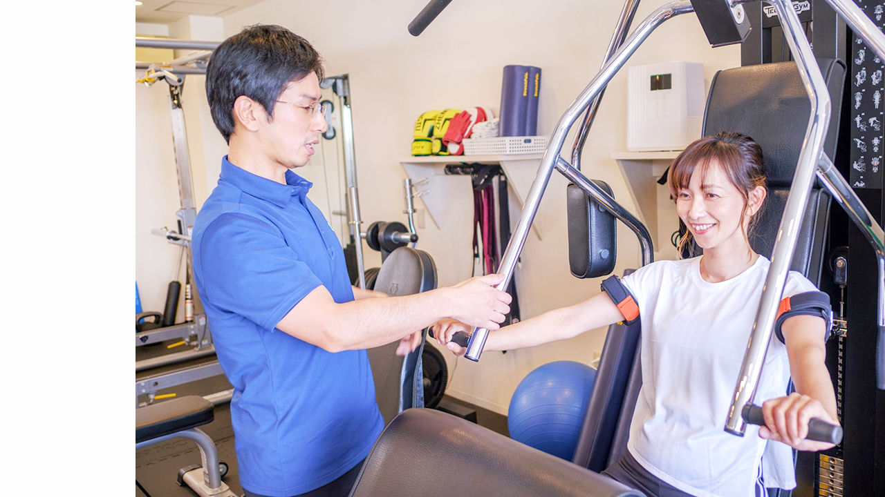 トレーニングのサポートをしている写真