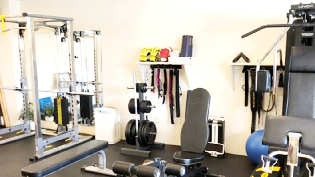 幅広いトレーニング器具が置かれたトレーニングスペースの写真