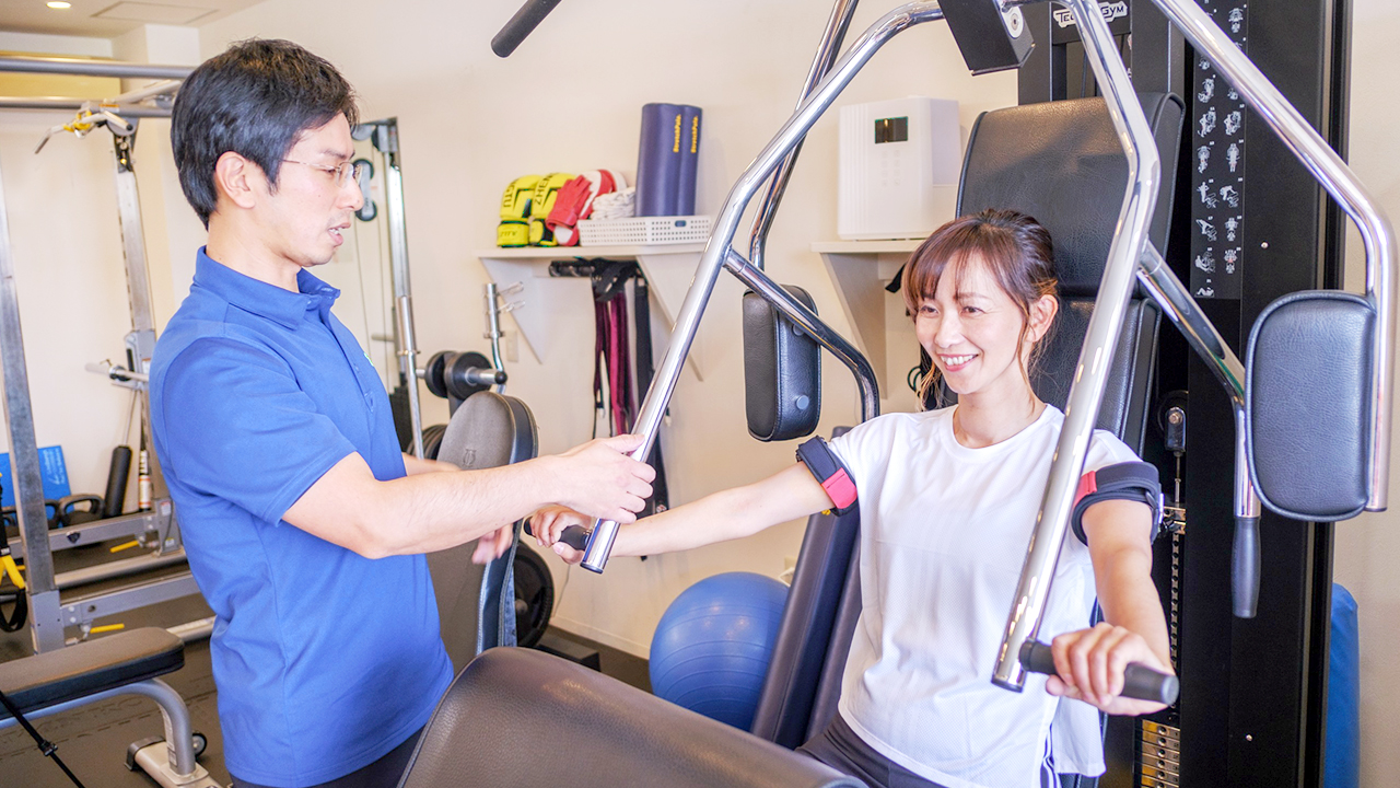 トレーニングのサポートをしている写真